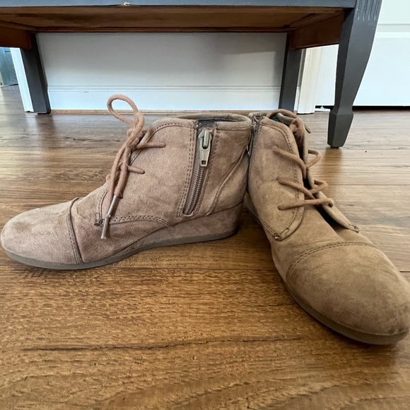 Cat & Jack booties - Picture 1 of 2